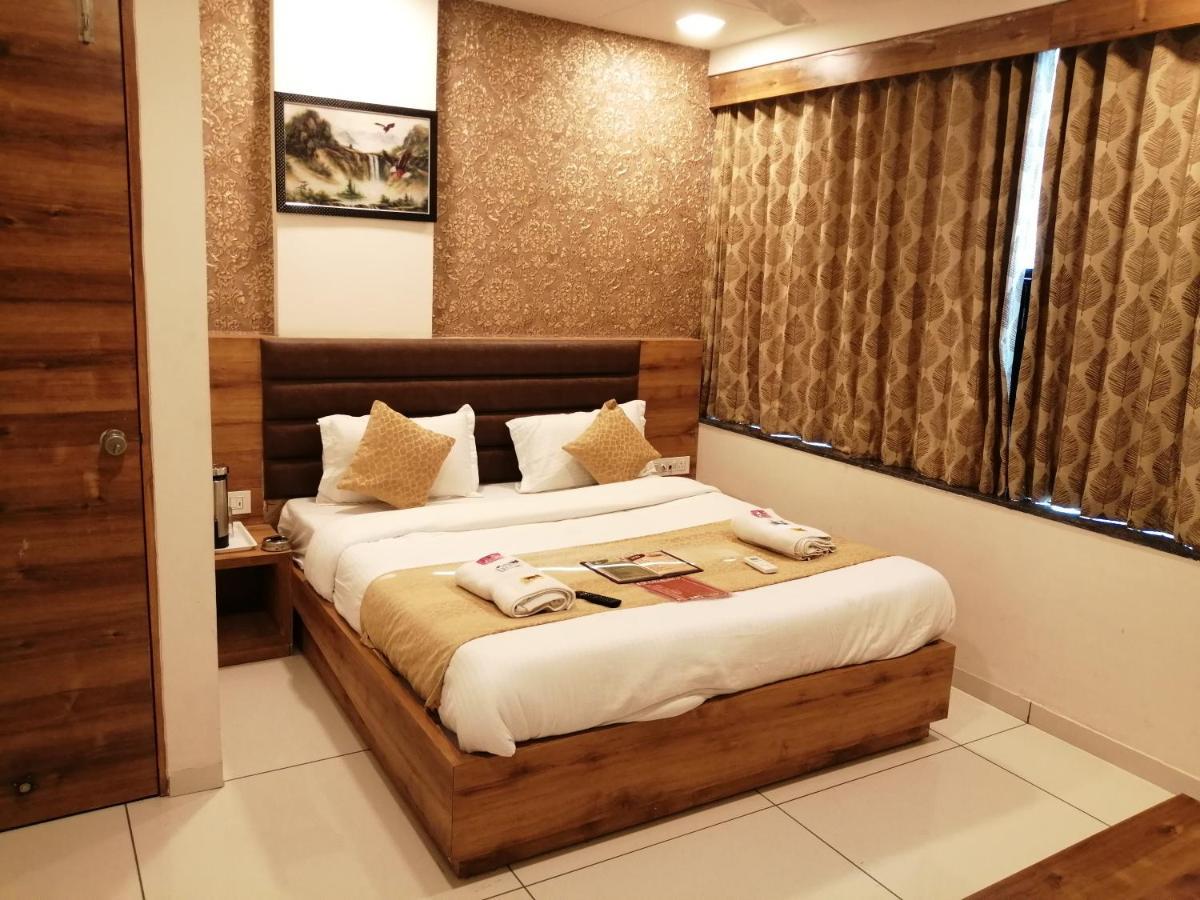 Hotel Golden City Vadodara Buitenkant foto