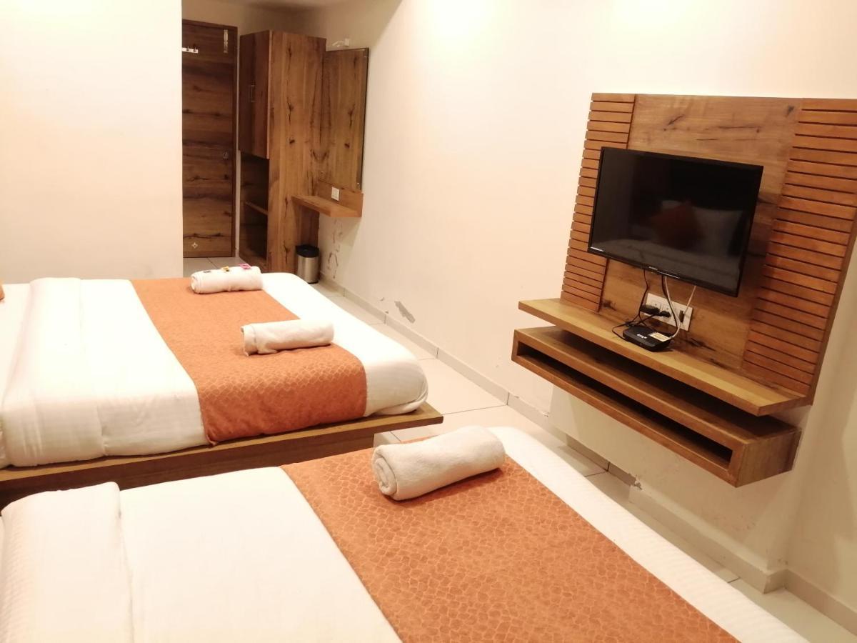 Hotel Golden City Vadodara Buitenkant foto