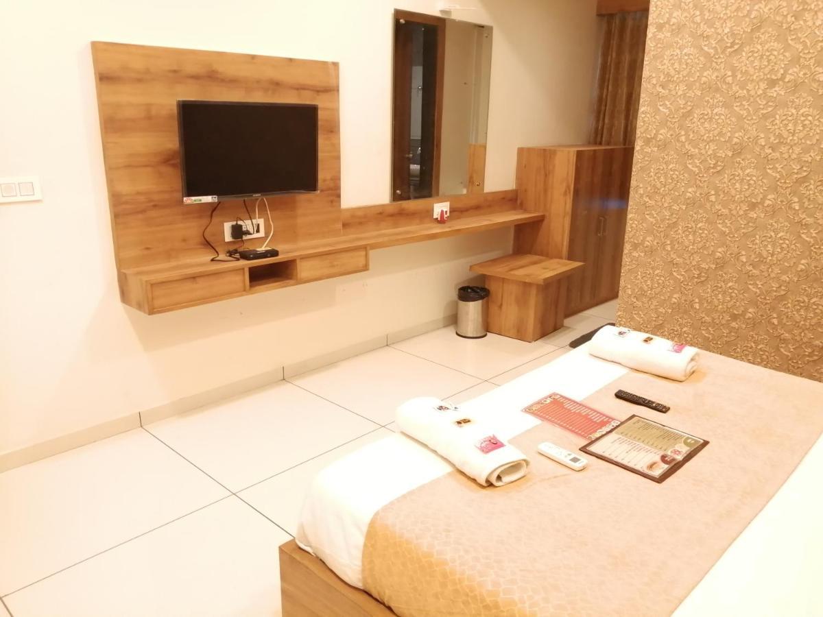 Hotel Golden City Vadodara Buitenkant foto