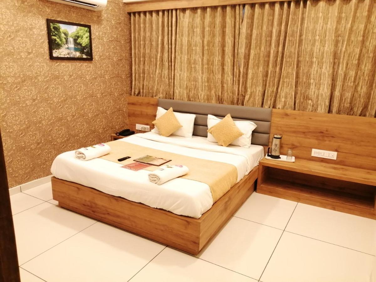 Hotel Golden City Vadodara Buitenkant foto